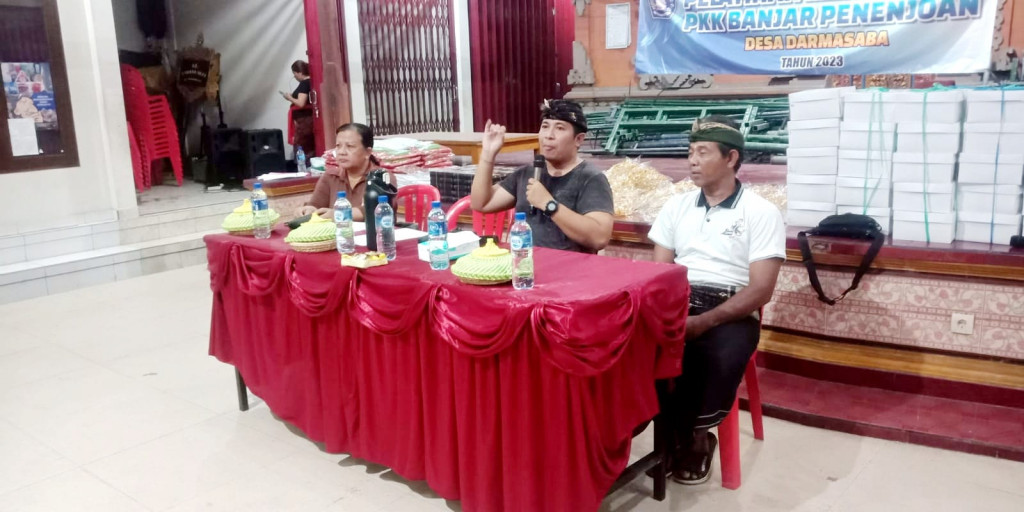 PELATIHAN MENARI WALI KELOMPOK PKK BANJAR PENENJOAN